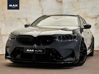 BMW 5-serie Touring V8 M Hybrid, IPE Exhaust, M Performance, Sonderlackierung, Ultimate Package, ceramic, pano, B&W, 21", stl.ventilatie, memory, carbon, leder, privacy