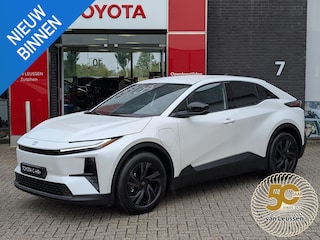 Toyota C-HR First Edition 77 kWh NIEUW & DIRECT LEVERBAAR! STOEL/STUURWIELVERWARMING WARMTEPOMP PDC VOOR + ACHTER CAMERA