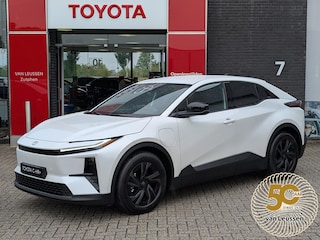 Toyota C-HR First Edition 77 kWh NIEUW & DIRECT LEVERBAAR! STOEL/STUURWIELVERWARMING WARMTEPOMP PDC VOOR + ACHTER CAMERA