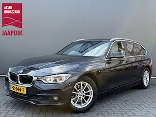 BMW 3-serie Touring 320d High Executive BWJ 2017 AUTOMAAT | LEDER | STOELVERW. | ELEK. TREKHAAK | ELEK. ACHTERKLEP | ZWARTE HEMEL | DRAADLOZE TELEFOONLADER | CLIMA |