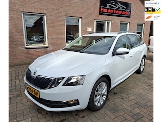 Skoda Octavia Combi 1.0 TSI Greentech Ambition Business. Cruise, carplay, afn. trekhaak, navi, bluetooth, front assist, etc.