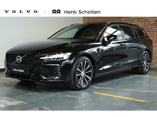 Volvo V60 T8 Plug-in hybrid AWD Ultra Dark | Panoramadak | Semi Electrische Wegklapbare Trekhaak | Premium audio by Harman Kardon | 360° Parkeercamera | Verwarmbare voorstoelen en stuurwiel | Parkeersensoren voor + achter |