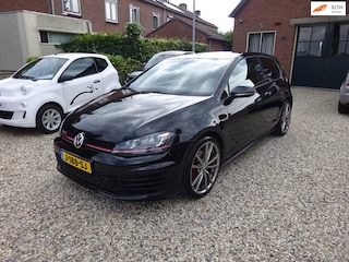 Volkswagen Golf 2.0 TSI GTI Navigatie, Achteruitrijcamera, Climate controle, 19" Lichtmetalen velgen,