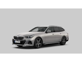 BMW 5-serie Touring 530e M Sport | Driving Assistant Professional | Innovation Pack | Travel Pack | Harman Kardon | Stuurwielverwarming | BMW Iconic Glow exterieurpakket |