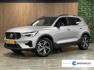 Volvo XC40 B4 Plus Dark | Trekhaak | Harman Kardon | Bestuurdersstoel elektrisch geheugen | Adaptieve Cruise Control | Stoel en Stuurwielverwarming | Google Infotainment | Parkeercamera | Pilot Assist | BLIS Dode Hoek Detectie | Keyless Drive | Parkeersensoren voor+achter | Passagiersstoel elektrisch | Elektrisch bedienbare achterklep | 19 Inch | Zitting verlenging voorstoelen | DAB Radio | Apple Carplay/Android Auto | Draadloos telefoon opladen | Volvo On Call met mobiele App functie | Aurora Silver Metallic |