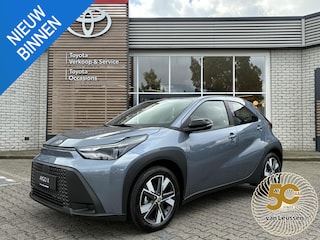 Toyota Aygo HYBRID 115 PLAY NIEUW & DIRECT LEVERBAAR!!! APPLE/ANDROID CLIMA AD-CRUISE CAMERA 17" LM-VELGEN