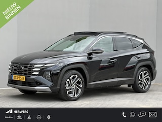 Hyundai Tucson 1.6 T-GDI PHEV Premium Sky 4WD / Accu SoH 100 % / Fabrieksgarantie tot 10-2029 / Panorama schuifdak / Dealer Onderhouden / HUD / Apple Carplay Android Auto / Camera / Elektr. stoelen & klep / Stoelventilatie / Stuur-, stoel- en achterbankverwarming / Stoelverkoeling / 19" LM wielen & All Season banden /