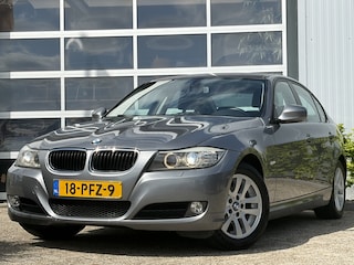 BMW 320i Business Line 170pk | Audio-navigatie full map | Bi-xenon koplampen | Cruise control | Electronic climate control | Lichtmetalen velgen 16" | Parkeersensor achter | Perfect onderhouden!