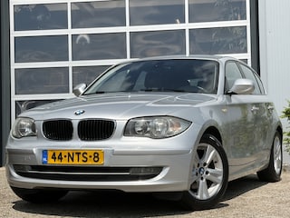 BMW 118i Business Line 143pk | Airco automatisch | Cruise control | Lederen bekleding | Lichtmetalen velgen 16" | Multimedia systeem | Navigatiesysteem | Radio cd speler | Rijdt perfect!