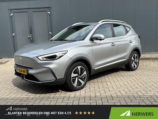 MG ZS EV Standard Range Luxury 50 kWh Automaat / Schuif/Kanteldak / Trekhaak / Cruise Control Adaptief / Leder / Stoelverwarming / Camera / BSW
