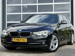 BMW 3-serie Touring 318i High Executive 136pk | Bluetooth | Cruise control | Elektrisch bedienbare achterklep | LED koplampen | Parkeersensor voor en achter | Rondomzicht camera | Voorstoelen verwarmd | Zeer nette auto!