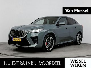 BMW iX2 eDrive20 67 kWh | TREKHAAK | 360 CAMERA | MEMORY STOELEN | HARMAN KARDON | ELEK.KOFFERBAK | STOELVERWARMING | M-SPORT | LEDER | HEADUP DISPLAY |