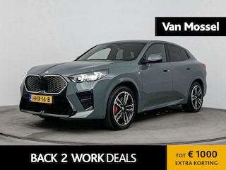 BMW iX2 eDrive20 67 kWh | TREKHAAK | 360 CAMERA | MEMORY STOELEN | HARMAN KARDON | ELEK.KOFFERBAK | STOELVERWARMING | M-SPORT | LEDER | HEADUP DISPLAY |