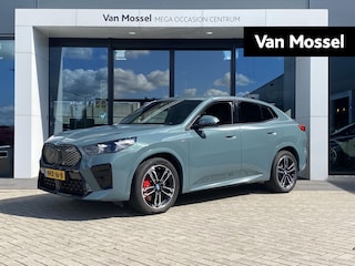 BMW iX2 eDrive20 67 kWh | TREKHAAK | 360 CAMERA | MEMORY STOELEN | HARMAN KARDON | ELEK.KOFFERBAK | STOELVERWARMING | M-SPORT | LEDER | HEADUP DISPLAY |