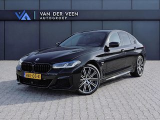 BMW 545e xDrive M-sport black edition | Incl. 12 maanden garantie Assisted driving | Head-up display | 6 cilinder! | Apple carplay/Android auto | Stoelverwarming | Parkeercamera | Harman/Kardon |