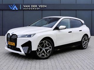 BMW iX xDrive40 Executive 77 kWh | SoH 100% | Incl. 12 maanden Garantie | 1e Eigenaar | 360° Camera | Elektrisch verstelbare stoelen/stuurwiel | Dodehoekdetectie | Stoelverwarming | Elektrische kofferbakklep | Draadloze telefoonlader | Keyless entry/start | 22 Inch LMV | Origineel NL Auto | NAP |