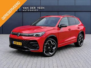 Volkswagen Tiguan 1.5 eHybrid R-Line Edition | Incl. 12 maanden Garantie | SoH 100% | Panorama dak | Elektrisch wegklapbare trekhaak | Massage stoelen | Elektrisch verstelbare stoelen met memory | Head-Up Display | Stoelverwarming/ventilatie | 360° Camera | Harman/Kardon Audiosysteem | Achterbank verwarmd | Apple CarPlay/Android Auto | Stuurwielverwarming | Adaptive cruise controle | Elektrische kofferbakklep | Dodehoekdetectie |