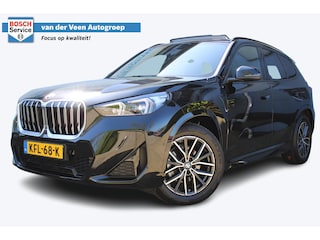 BMW X1 sDrive18i M-Sport | Panorama dak | Elektrisch wegklapbare trekhaak | Stoelverwarming | Achteruitrijcamera | Elektrische kofferbakklep | Keyless entry/start | Half leder/alcantara | Draadloze telefoonlader | Apple CarPlay/Android Auto | Navigatie | Climate controle | Parkeersensoren V+A |