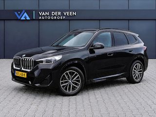 BMW X1 sDrive18i M-Sport | Panorama dak | Elektrisch wegklapbare trekhaak | Stoelverwarming | Achteruitrijcamera | Elektrische kofferbakklep | Keyless entry/start | Half leder/alcantara | Draadloze telefoonlader | Apple CarPlay/Android Auto | Navigatie | Climate controle | Parkeersensoren V+A |