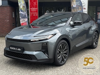 Toyota C-HR Executive AWD 77 kWh NIEUW DIRECT LEVERBAAR! PANODAK JBL-AUDIO 20'' LM-VELGEN STOEL/STUURVERW 360° CAMERA LEER EL-STOEL BLIND SPOT NAVI