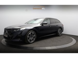 BMW 5-serie Touring 530e M Sport Edition Dealer onderh. / 1ste eigenaar / M-Sport/ Merino leder / Panoramadak / Shadow line / Sfeer verl. / Iconic Glow / Stoel verw. / Elek. stoelen