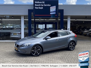 Volvo V40 2.0 T2 Kinetic / NL Auto / Navigatie / Bluetooth / 17 inch R-design wielen / High performance audio / Park assist achter / Diffuser achterbumper / Dubbele uitlaten / Volledig dealeronderhouden /