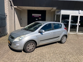Hyundai i20 1.2i DynamicVersion / AIRCO / 5 DEURS / APK MEI 2027 / BUMPER SCHADE