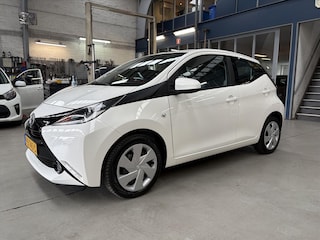 Toyota Aygo 1.0 VVT-i 69pk 5D x-play | Navigatie | Camera | Airco | Bluetooth | NAP | Rijklaar prijs!