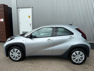 Toyota Aygo 1.0 VVT-i MT Play / WIJ HEBBEN 3X AYGO X OP VOORRAAD / APPLE CARPLAY / CAMERA / AIRCO / CRUISE CONTROL / 1E EIGENAAR