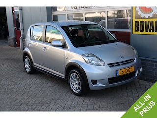Daihatsu Sirion 2 1.0-12V 100th. Anniversary O.a: Airco, Radio/CD, A.B, L.M, 4-seiz, Rijklaar. Etc. All-in prijs!