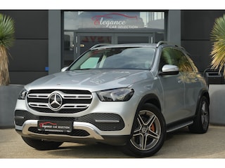 Mercedes-Benz GLE 350 e 4MATIC | 334PK | Plug-in Hybrid | NAV | Camera | Stoelverwarming | Leder De Mercedes-Benz GLE 350 e biedt met zijn 4MATIC vierwielaandrijving veel comfort en zekerheid onderweg en beschikt bovendien over een maximaal trekgewicht van maar liefst 2.700 kg. De combin