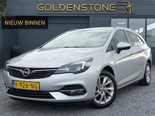 Opel Astra Sports Tourer 1.2 Business Executive ✓1e Eigenaar✓146pk✓Camera✓Trekhaak✓Carplay✓Airco✓Cruise✓Pdc V+A✓Lm velgen✓Comfortstoelen✓6 Bak✓N.A.P✓Nieuwe Apk bij Aflevering