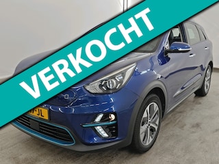 Kia Niro E-Niro 64 kWh 204pk DynamicLine | SOH 100% | Warmtepomp | Fase 3 | Half Leder/Stof | ACC | Navi | CarPlay | Camera | PDC | 17"