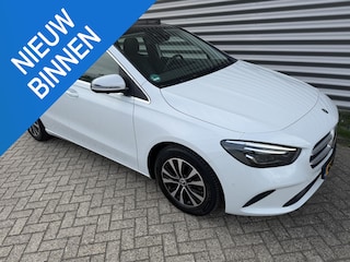 Mercedes-Benz B-klasse 200 Panorama Trekhaak Widescreen Multibeam Mercedes-Benz B-klasse 200 Business Solution AMG