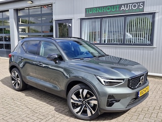 Volvo XC40 B4 Plus Dark met Lighting Pack (koplampen adaptief, koplampreiniging, matrix led koplampen, mistlampen voor) en Elektrisch glazen panorama-dak en trekhaak inklapbaar en nog meer meer.....