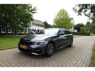 BMW 3-serie Touring 330i High Executive M-sport | Adaptieve Cruise | Trekhaak | Camera | CarPlay | LED |
