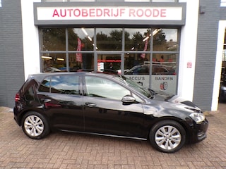 Volkswagen Golf 1.0 TSI Connected Series CILMA,NAVI,PDC !!!