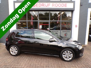 Volkswagen Golf 1.0 TSI Connected Series CILMA,NAVI,PDC !!!