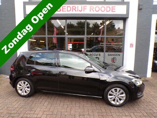 Volkswagen Golf 1.0 TSI Connected Series CILMA,NAVI,PDC !!!