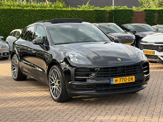 Porsche Macan 2.0 / Trekhaak / Panoramadak / Camera / Adaptieve Stoelen / Luchtvering / 21'' / Bose / Sportchrono / CarPlay / Dodehoek / DAB / ACC