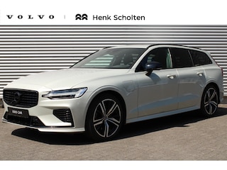 Volvo V60 T6 Automaat Plug-in hybrid AWD Plus Dark | Birch Light Metallic | Panoramadak | Elektrisch Verstelbare Stoelen Met Geheugen | Exterior Styling Kit | Diffusor Met 4-Pijps Uitlaatsierstukken | Getint Glas Achter | BLIS | Belettering Achterklep Zwart | Grille Zwart Incl. Embleem | 19-Inch Lichtmetalen Velgen R-Design | Keyless | Adaptieve Cruise Control | Pilot Assist | Nappa Leder/Open Grid Textiel Contourstoelen R-Design | Elektrische Achterklep Met Sensorsturing | Sportstuur | Stoelverwarming | Stuurverwarming | High Performance Audio | Achteruitrijcamera | Parkeersensoren Voor & Achter incl. Achteruitrijcamera |