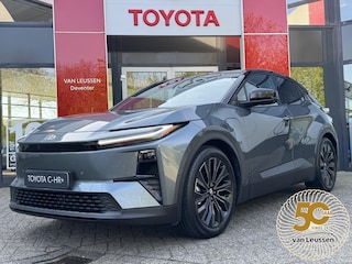 Toyota C-HR EXECUTIVE AWD 77KWH NIEUW & DIRECT LEVERBAAR! PANO-DAK BLIND-SPOT PARK-SENSOREN 360° CAMERA STOEL/STUURVERW WARMTEPOMP EL-ACHTERKLEP