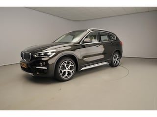 BMW X1 xDrive20i Centennial High Executive | Dealer onderhouden | Trekhaak | Camera | Active Cruise | Harman/Kardon | Leder | 18"