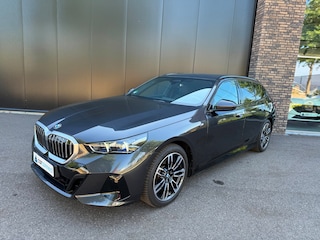 BMW 5-serie Touring 520i Touring M-sport Trekhaak, Navi prof, Winter, HUD, Leder, Stoelkoel BOMVOL!