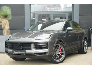 Porsche Cayenne 3.0 S E-Hybrid | 520PK | Pano | SportChrono | HUD | 360° Camera Porsche Cayenne S E-Hybrid Coupé | 3.0 V6 Turbo Plug-in Hybrid | 520 PK | 750 Nm | 0-100 km/u 4,7 sec. | 263 km/u | 4WD | 8-traps Tiptronic S | 77-82 km elektrisch bereik