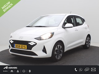 Hyundai i10 1.0 AUTOMAAT Comfort Smart 5-zits / Navigatie / Cruise Control / LMV / 5-Persoons / Airco / Stoelverwarming voor / Stuurwiel verwarming / Parkeersensoren achter / Achteruitrijcamera / Apple CarPlay & Android Auto / Fabrieksgarantie tot 26-05-2030 /