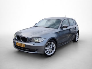BMW 118i EffDyn. Ed. Business Line Ultimate Edition | Nieuwe APK! | Stoelverwarming | Climate Control | Navigatie | Cruise Control | 17" velgen M Logo | Sport Stuur M Logo | BMW M Schakelpook | Automatische verlichting |