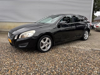 Volvo V60 2.0 D3 R-Design [ fm navi,ecc,lmv,cruise ]