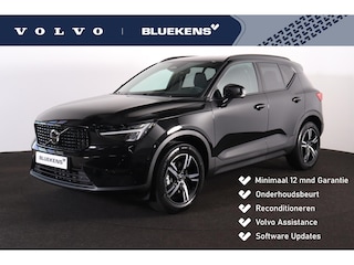 Volvo XC40 B4 Plus Dark - IntelliSafe Assist & Surround - Harman/Kardon audio - Parkeercamera achter - Verwarmde voorstoelen & stuur - Parkeersensoren voor & achter - Elektr. bedienb. voorstoelen met geheugen links - Draadloze tel. lader - Extra getint glas - Inklapbare trekhaak - 18' LMV