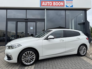 BMW 118i 136PK 'F1'EDITION : REDBULL-VOL LEER/LED/ APPCARPLAY/NAVI/P-CAM/CLIMA/STOEL-STUUR VERW./2XPDC/HIFI/NL AUTO/KM = NAP